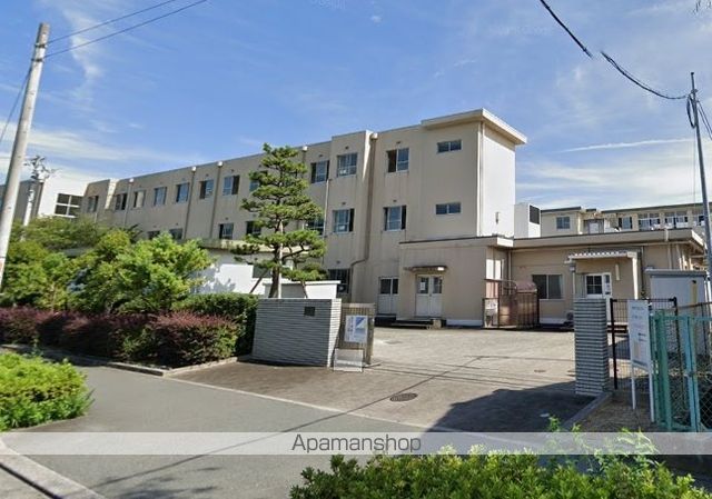 中学校　八幡中学校（中学校）まで717m