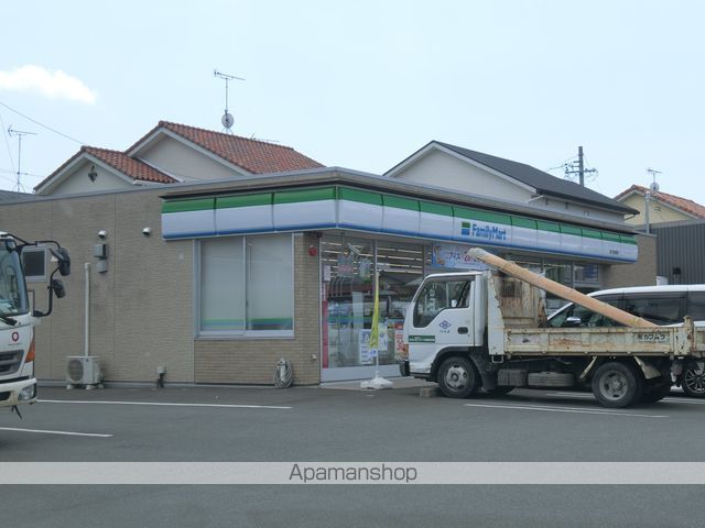 コンビニ　ファミリーマート（コンビニ）まで878m