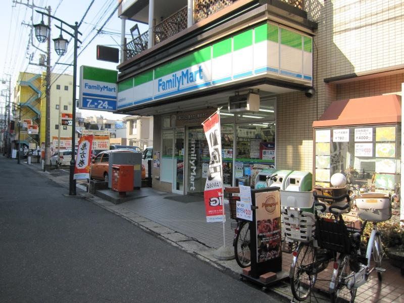 コンビニ　ファミリーマート黒須南越谷店（コンビニ）まで140m