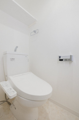 トイレ　落ち着いた色調のトイレです