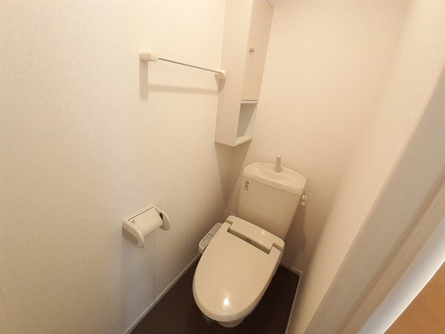 トイレ　落ち着いた色調のトイレです