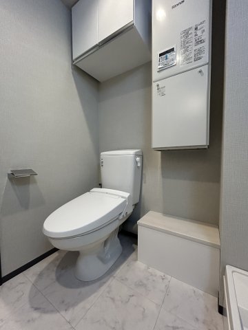 トイレ　落ち着いた色調のトイレです