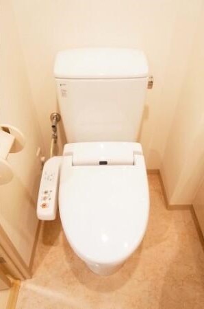 東京メトロ副都心線 東新宿駅 徒歩4分 5階建 築21年のトイレ写真