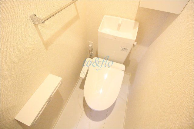 東急東横線 武蔵小杉駅 徒歩12分 3階建 築5年のトイレ写真