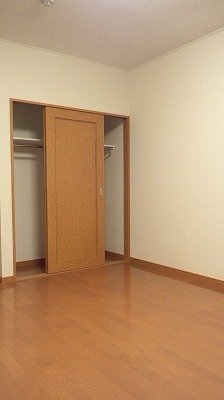 収納　居室：１Fはフローリング　2Fは絨毯