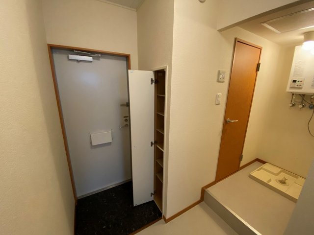玄関　※家具家電付きの部屋は洗濯機がつきます。