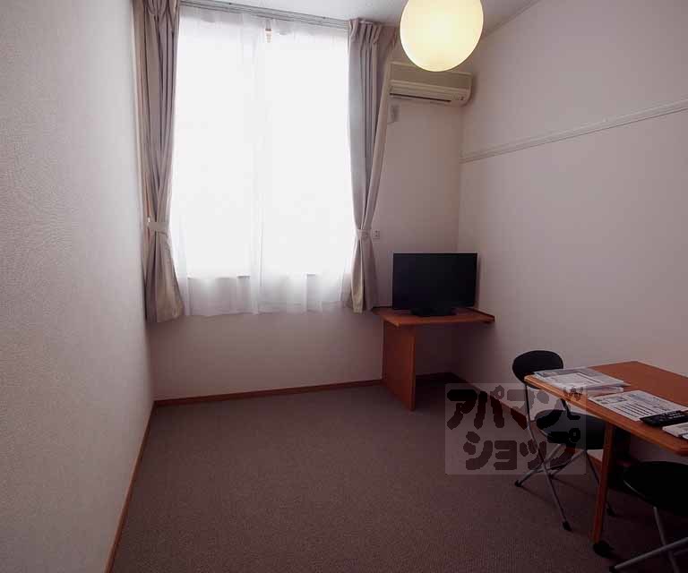 レオパレス伸和の居間写真