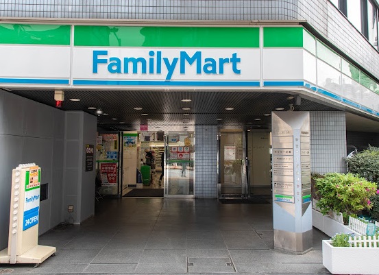 コンビニ　ファミリーマート サンズ西新宿店（コンビニ）まで292m