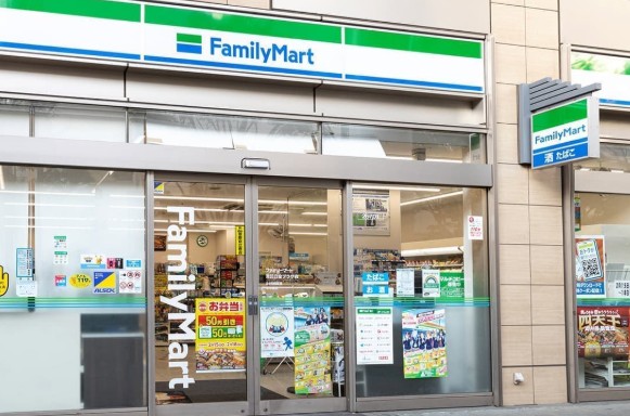 コンビニ　ファミリーマート港区白金プラザ店（コンビニ）まで111m