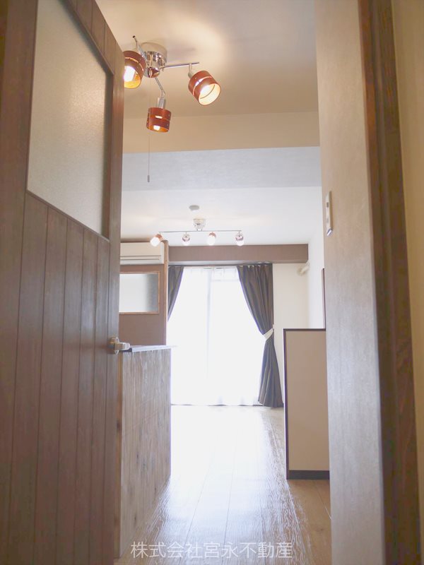 その他部屋・スペース　玄関、キッチン、リビングへと風通し良好です。