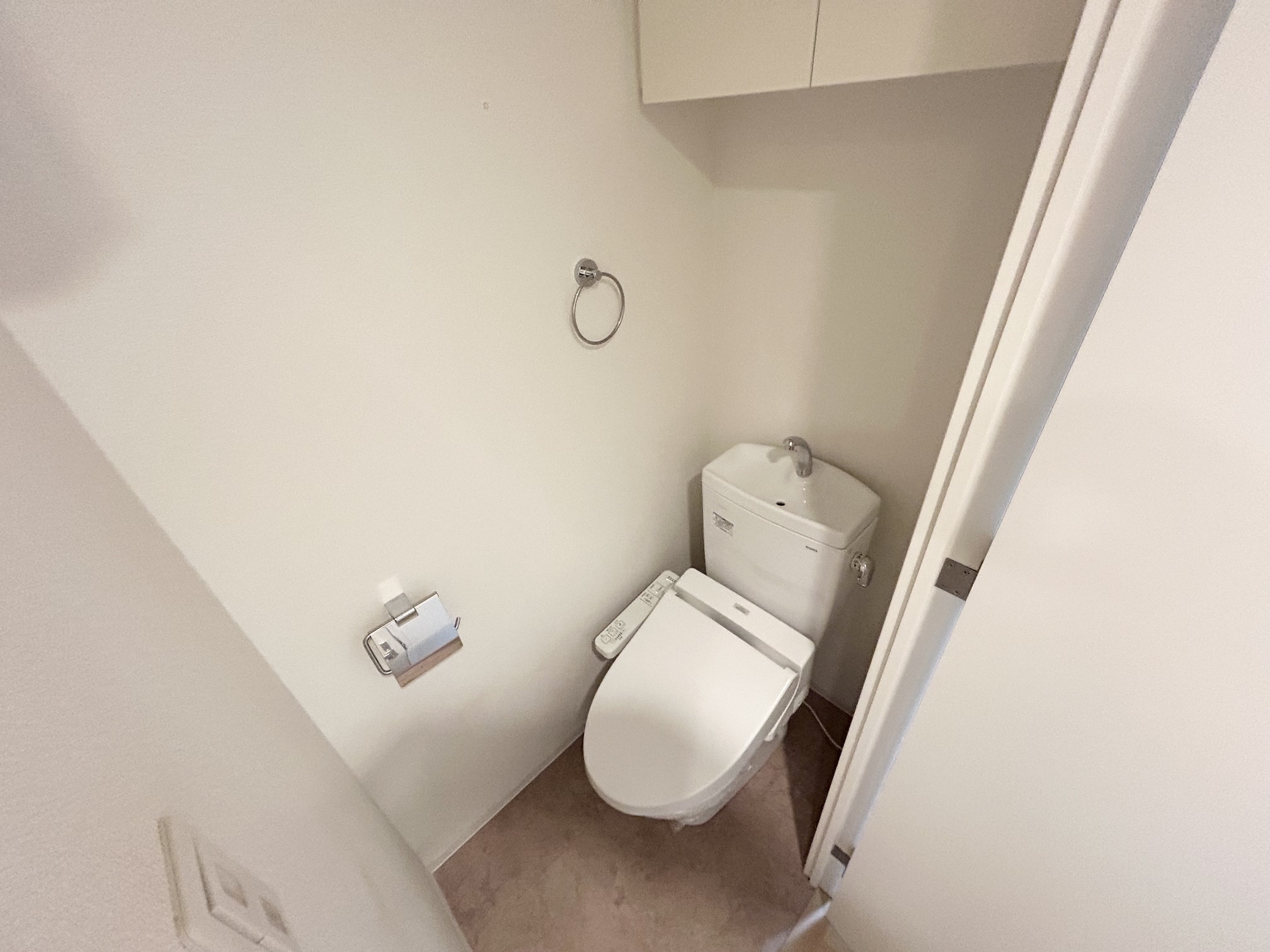 地下鉄御堂筋線 新大阪駅 徒歩10分 15階建 築9年のトイレ写真