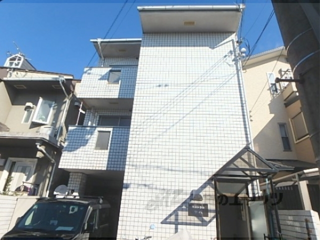 京都市右京区常盤馬塚町のマンションの建物外観