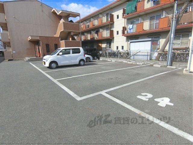 【東近江市中小路町のマンションの駐車場】