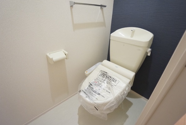 トイレ　アクセントクロスがオシャレです