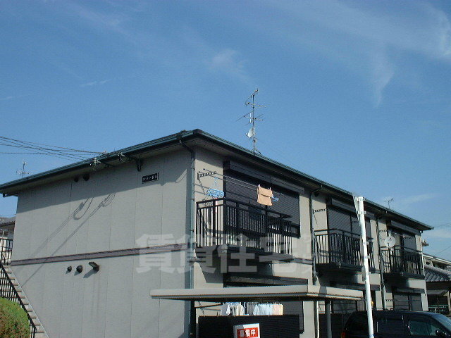堺市西区浜寺元町のアパートの建物外観