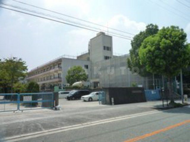 【箕面市小野原西のマンションの小学校】