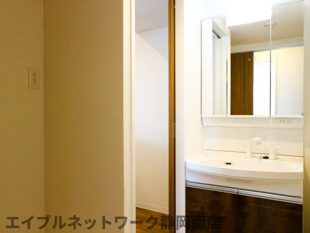 洗面設備　スペースが確保できる洗面所です