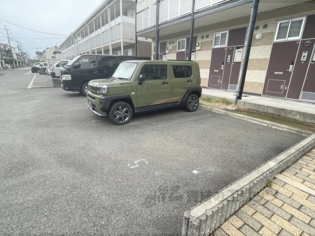 【寝屋川市東神田町のアパートの駐車場】