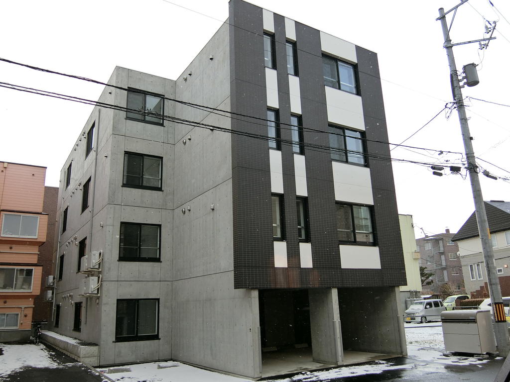 【札幌市豊平区平岸三条のマンションの建物外観】