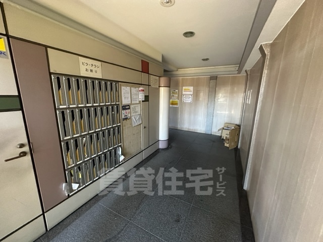 【京都市南区上鳥羽勧進橋町のマンションのエントランス】