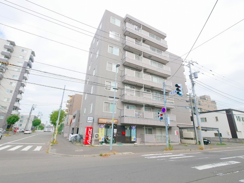 【札幌市北区北二十三条西のマンションの建物外観】