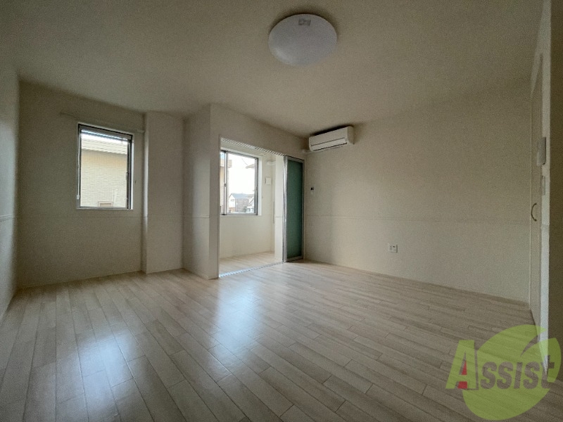 居室・リビング　南向きの大きめの窓から日差しがたっぷり入る明るいお部屋です。