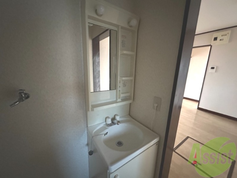 洗面設備　独立洗面台になっているので忙しい朝もばっちりですね。