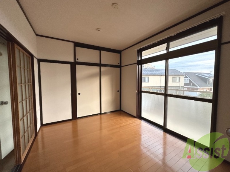 居室・リビング　南向きの大きめの窓から日差しがたっぷり入る明るいお部屋です。