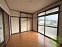 居室・リビング　南向きの大きめの窓から日差しがたっぷり入る明るいお部屋です。