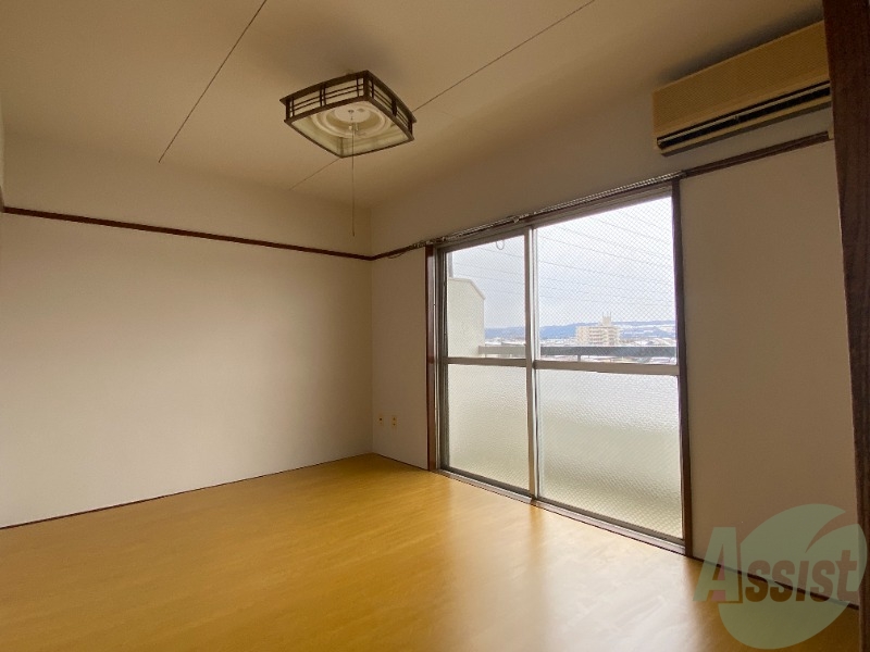 居室・リビング　６帖の洋室です。窓が大きく光が差し込みます。