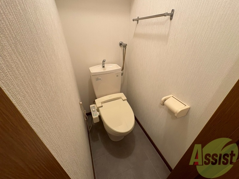 トイレ　ウォシュレット機能がついたトイレです。安心して使用できます。