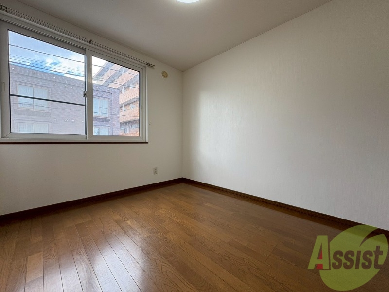 その他部屋・スペース　ダイニングキッチンの隣には洋室があります。寝室ですね。