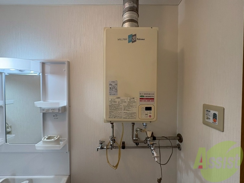 その他設備　給湯器はシンプルな作りで簡単に操作できそうです。