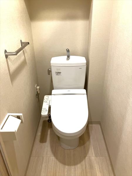 トイレ　バストイレ別。温水温水洗浄便座有