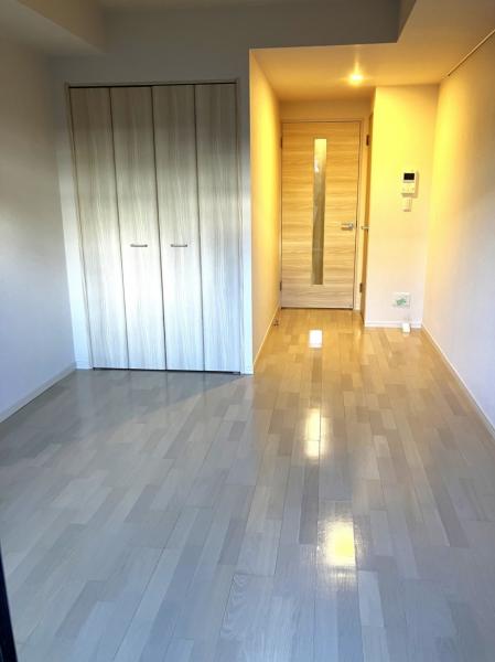 その他　バルコニー側から見た洋室