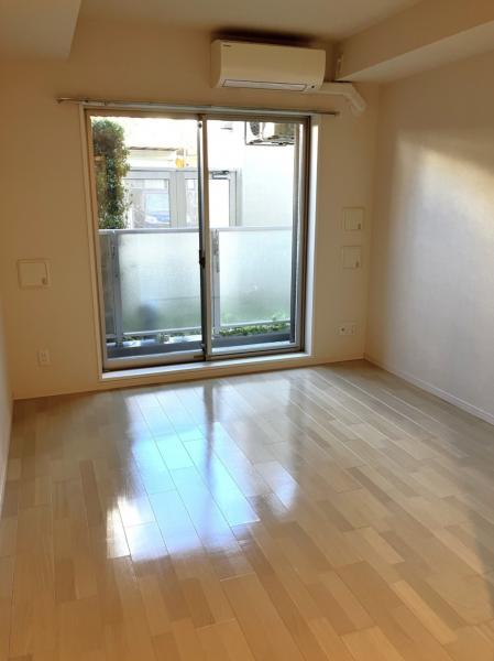 居室・リビング　約８帖の洋室