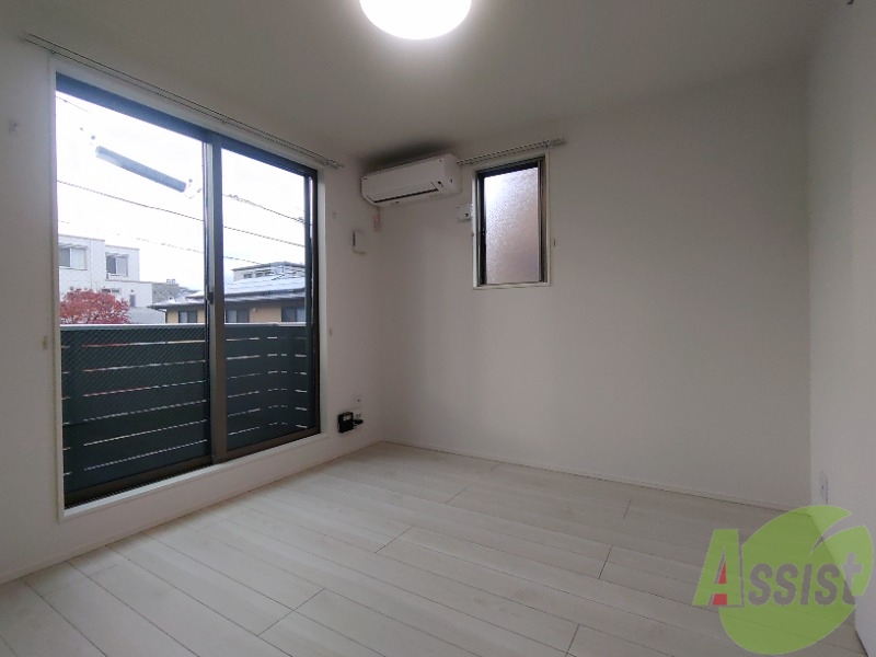 居室・リビング　広くきれいなリビングは明るい光も良く差します。