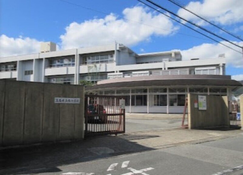 小学校　箕面市立南小学校（小学校）まで801m