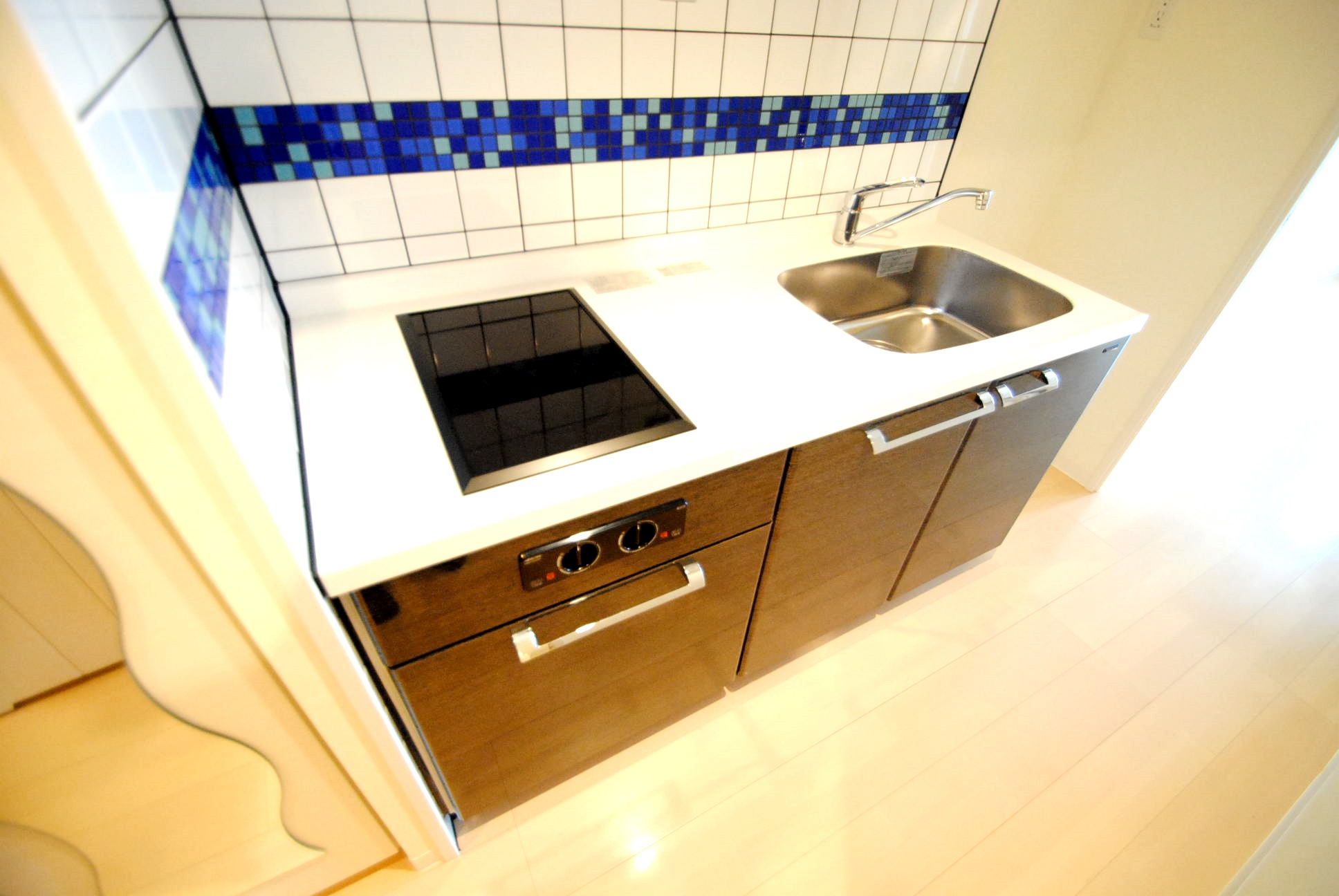 キッチン　ビビっとくるカラーリング＊号室・階数によって色味違います