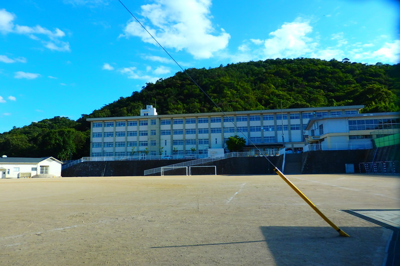 中学校　四郷中学校（中学校）まで1100m