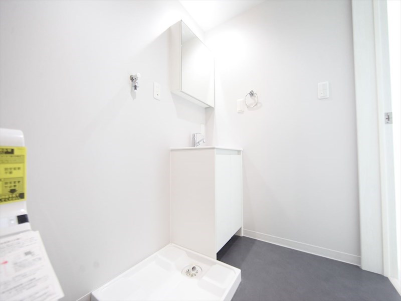 洗面設備　脱衣所　独立洗面台（シャンプードレッサー付）収納スペース有