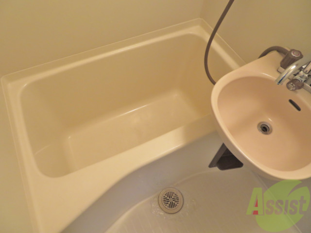 バス・シャワールーム　お風呂です。一日の疲れをここで流しましょう