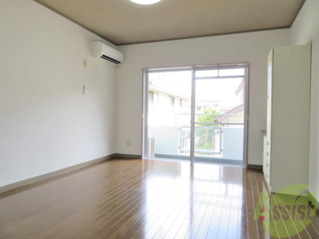 居室・リビング　広めのリビングです。のびのびできますね。