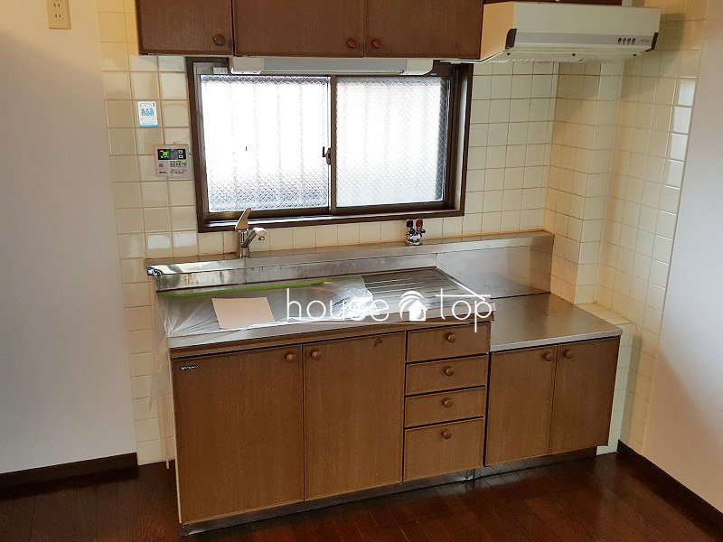キッチン　調理スペースも広くキッチンに窓があるので換気も出来ますよ♪