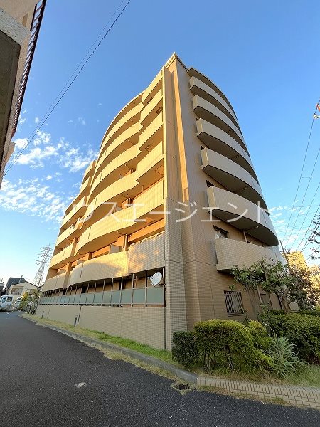 建物外観　鉄筋コンクリート造7階建てのマンションです