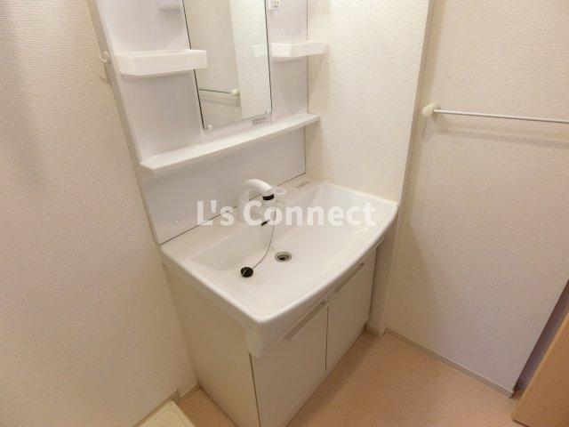 洗面設備　朝の支度もスムーズな独立洗面台。