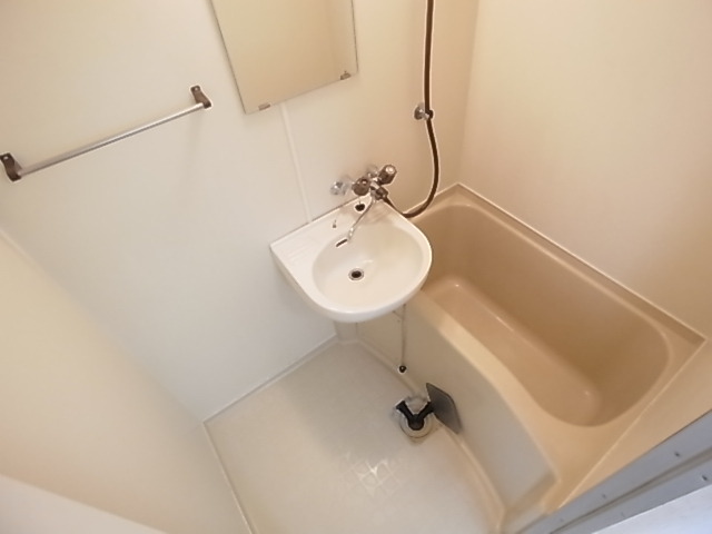 バス・シャワールーム　お風呂・トイレ別々のセパレートです