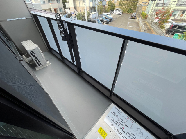 バルコニー　洗濯物を干すのに十分なスペースがございます。