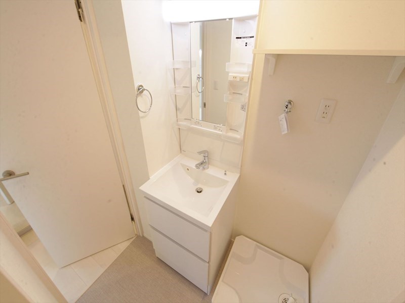 洗面設備　脱衣所　独立洗面台（シャンプードレッサー付）　同仕様写真