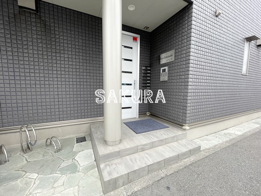 エントランス　重厚感のある建物デザイン♪